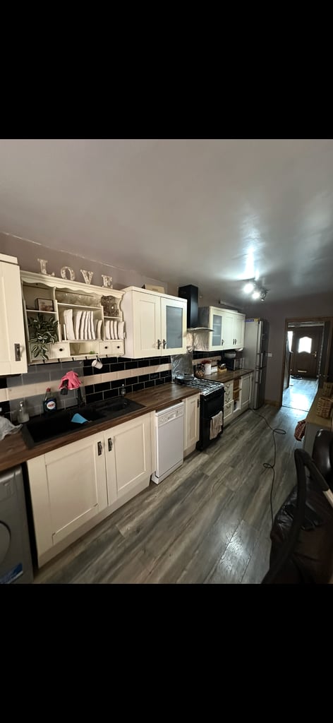 3 bedroom with 2 bathrooms 