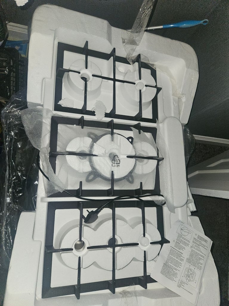 Brand new 90cm gas hob & extractor! 