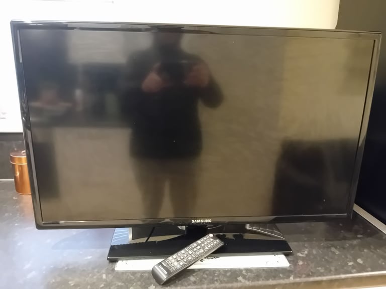Samsung 32" TV (Fully working with Remote)