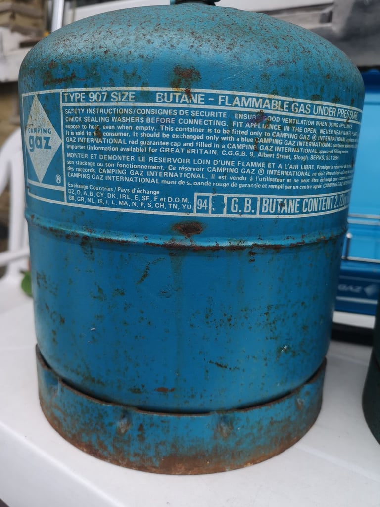 Twin camping stove with butane gas cilinders. 