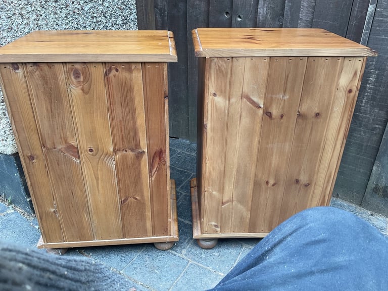 PAIR SOLID PINE COTTAGE BEDSIDE CABINETS 