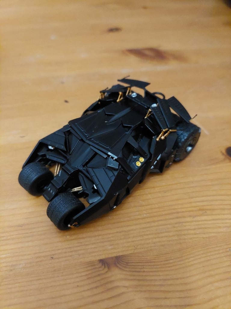 DC Comics Batmobil 1/43 scale diecast model