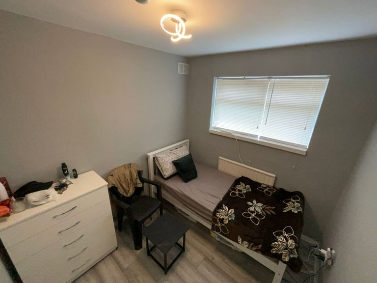 Single-Room to let in Harrold Hill Romford
