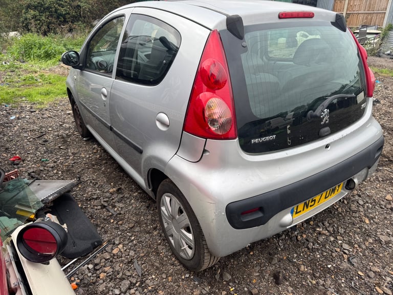 Peugeot 107 1.0 2008 silver BREAKING FOR PARTS 