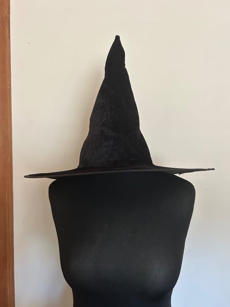 Halloween Hanging Spooky Glow In Dark Skeleton Velvet Witches Hat & Halloween Confetti x 7 Packs