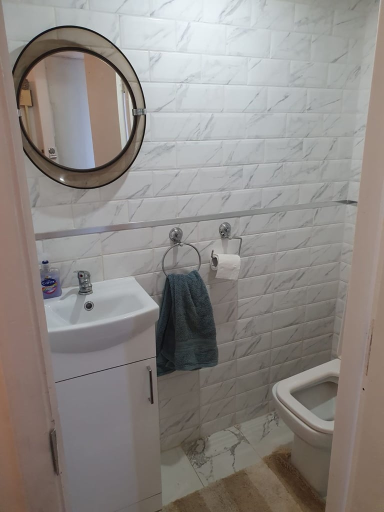 Large room with super king bed - bathroom, WC and kitchen (UB5 6JB)