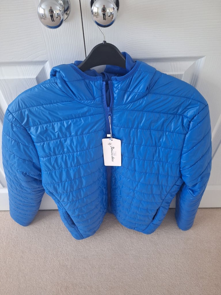 image for New Large puffer jacket with hood and two zipped pockets.