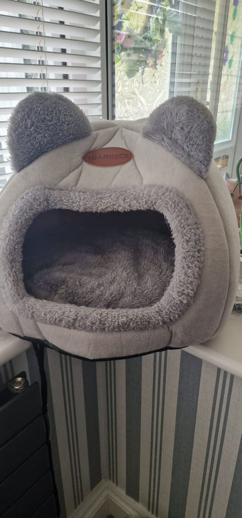 Enclosed fleeced lined cats bed