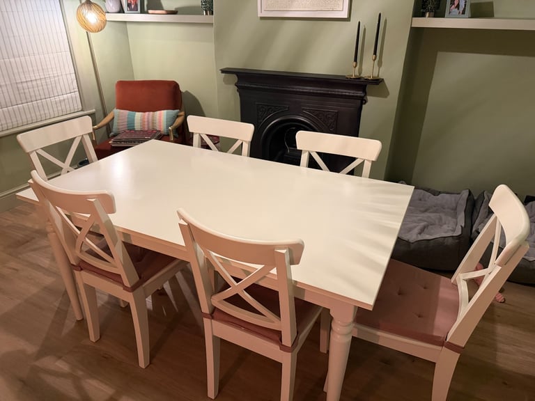 Extendable Dining Table and 6 Chairs