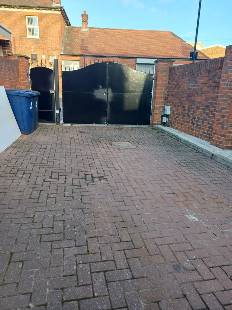 image for Spacious driveway, 8m long, For rent in W7