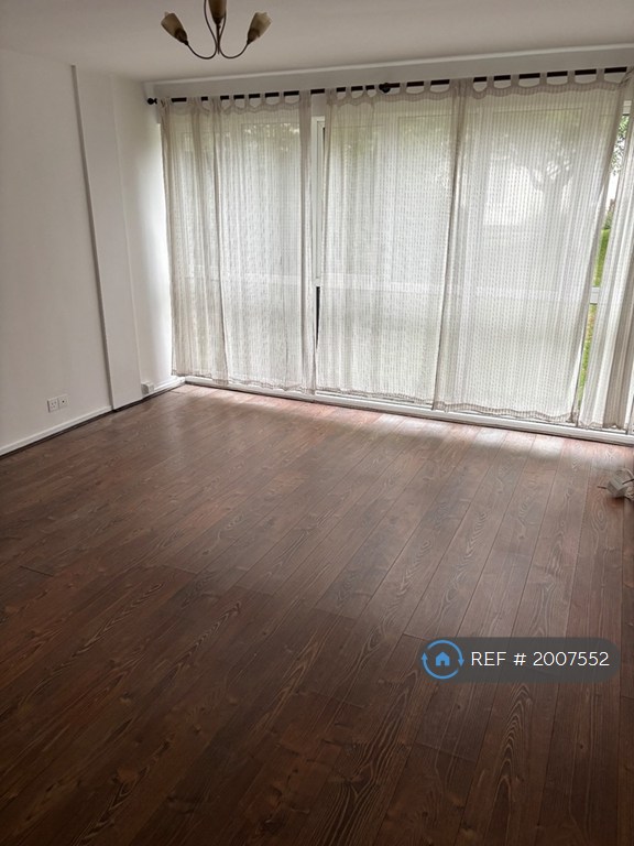 2 bedroom flat in Glamis House, Warley, Brentwood, CM14 (2 bed) (#2007552)