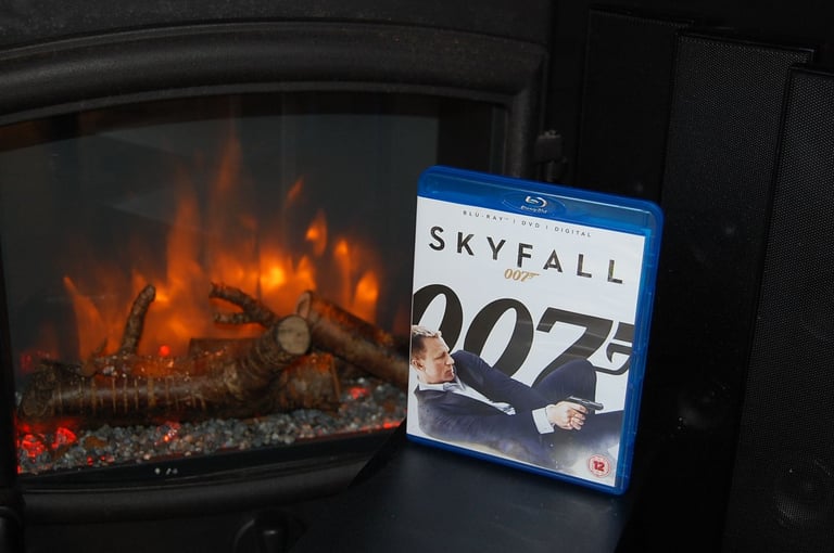 image for SAMSUNG Blu Ray 5.1 Dolby Surround SYSTEM SKYFALL 007 with 32 inch TV FREE delivery