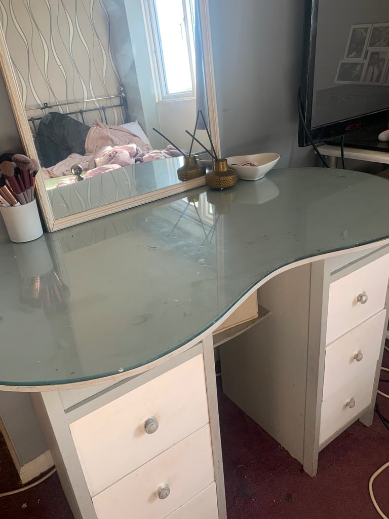 image for free vintage makeup vanity 