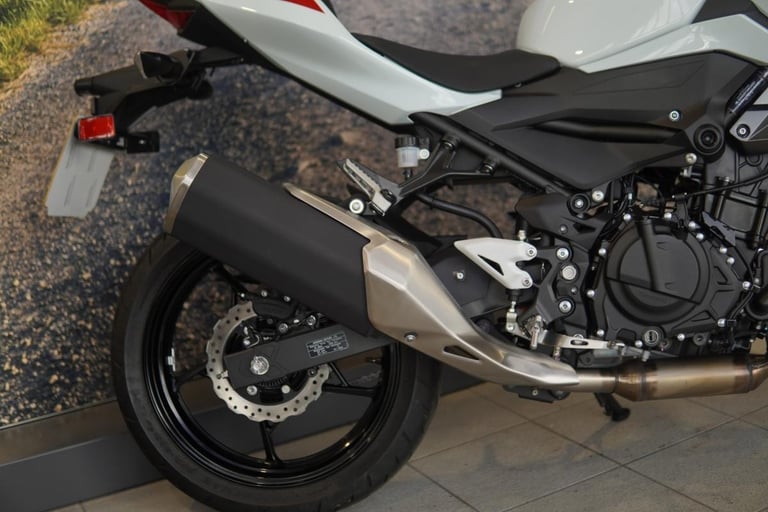 2025 KAWASAKI NINJA 400 WHITE MOTORCYCLE
