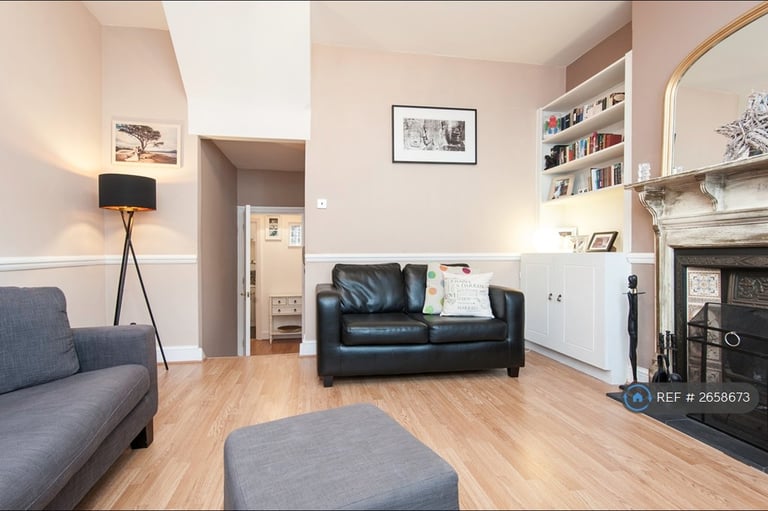 2 bedroom flat in Gilbey Road, London, SW17 (2 bed) (#2658673)