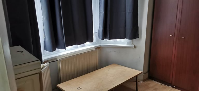 1 big bedroom to rent in North Greenwich next to IKEA. Microwave Cooking Only!