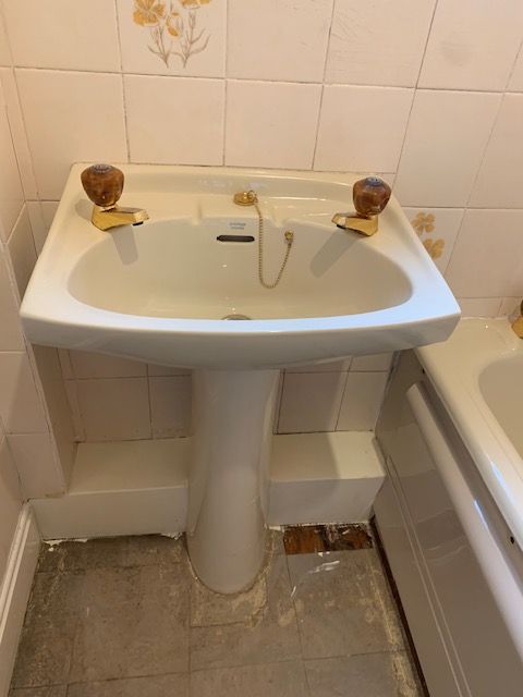 Retro 3-piece Bathroom Suite with original fittings - beige/mushroom coloured