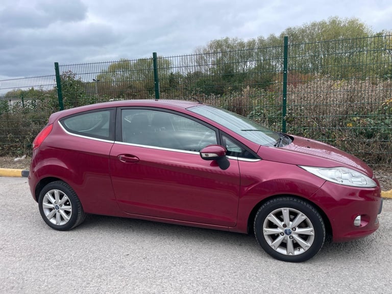 FORD FIESTA 1.2 ZETEC 09 REG MAGENTA RED 3 DOOR MOT 12 MONTHS MOT  INSURANCE 48+MPG