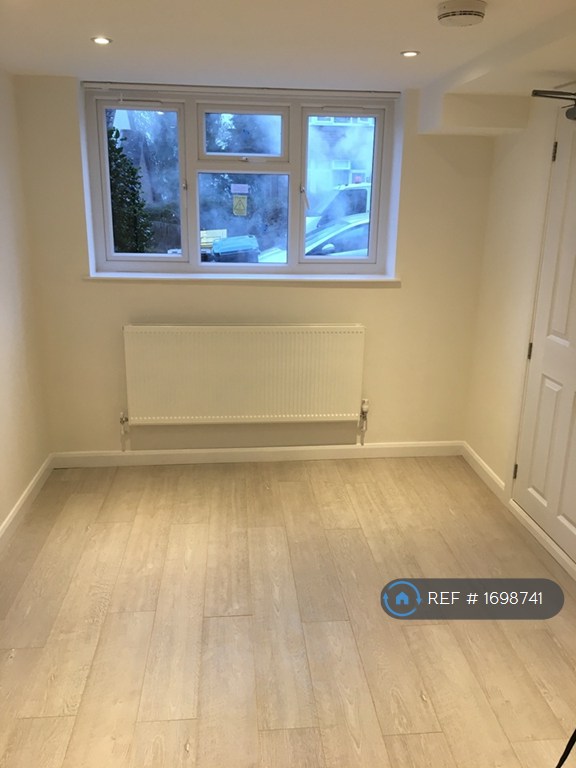 5 bedroom house in Pomfret Avenue, Luton, LU2 (5 bed) (#1698741)