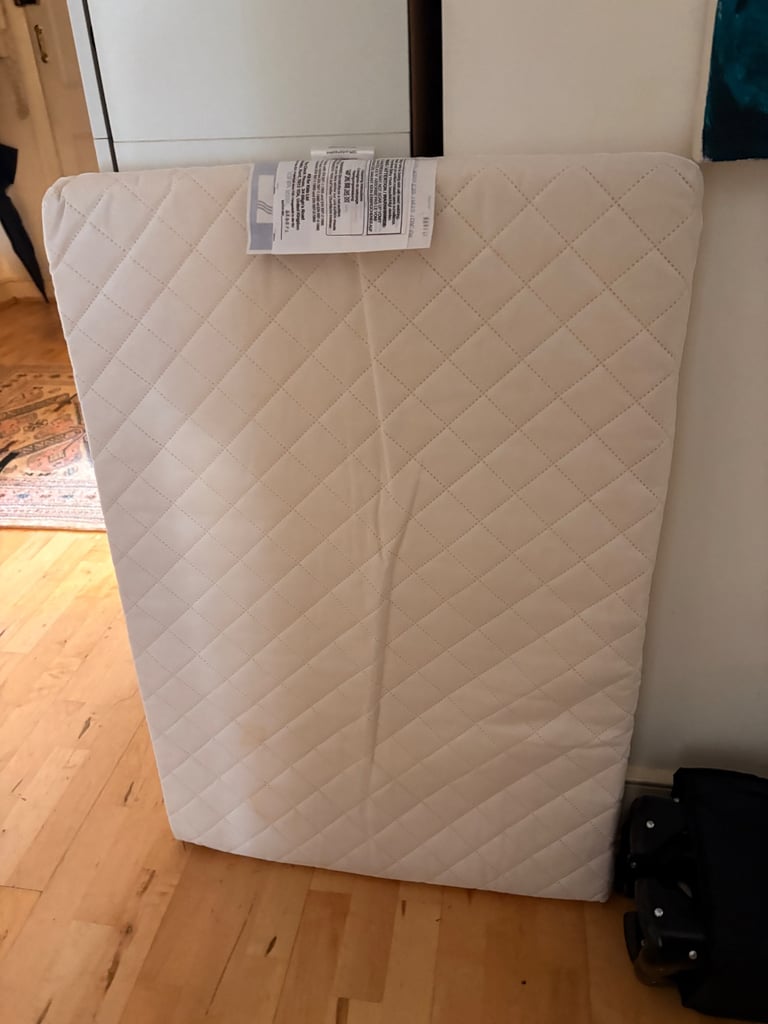 Pack and play travel cot with mattress 
