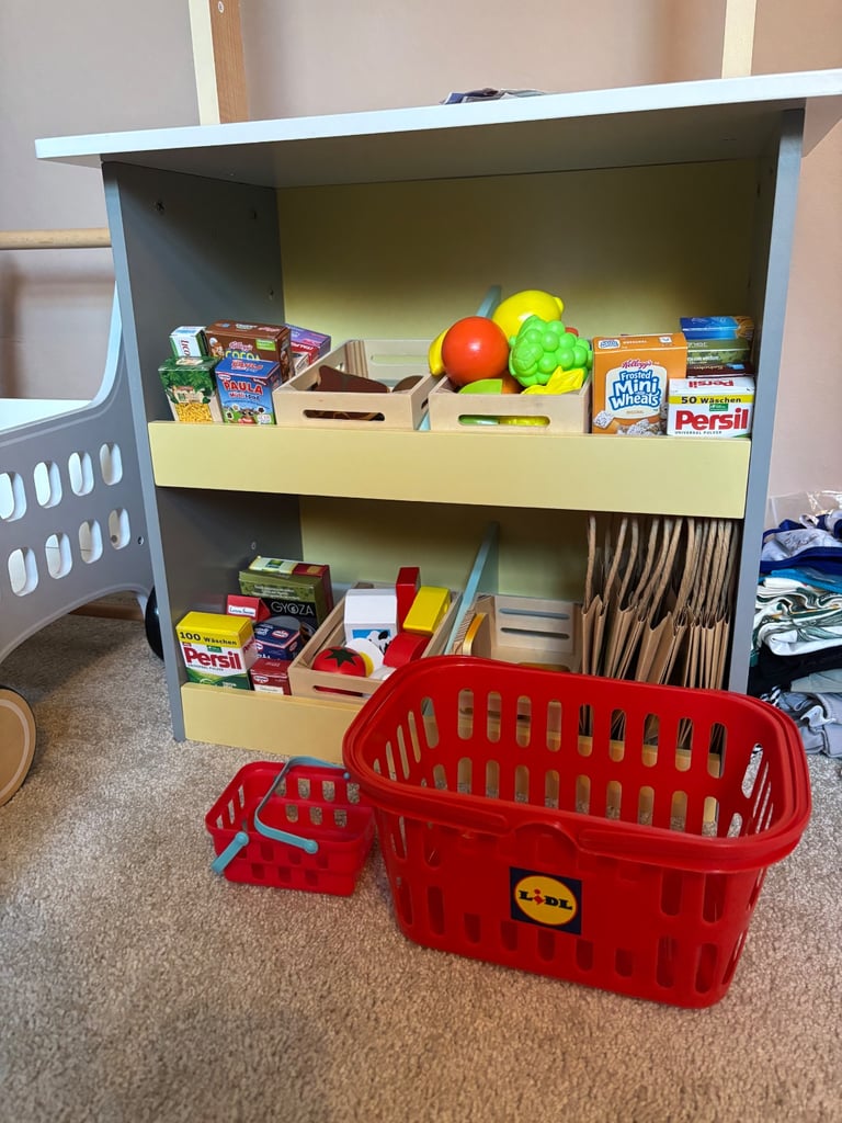 Toy shop and trolley with accessories 