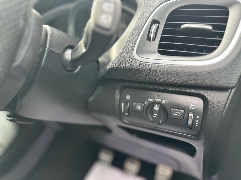 2015 Volvo V40 2.0 T2 R-Design Euro 6 (s/s) 5dr HATCHBACK Petrol Manual