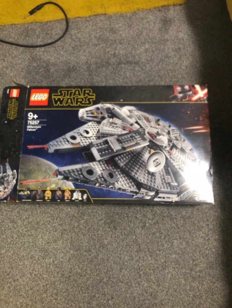 Lego millennium falcon 
