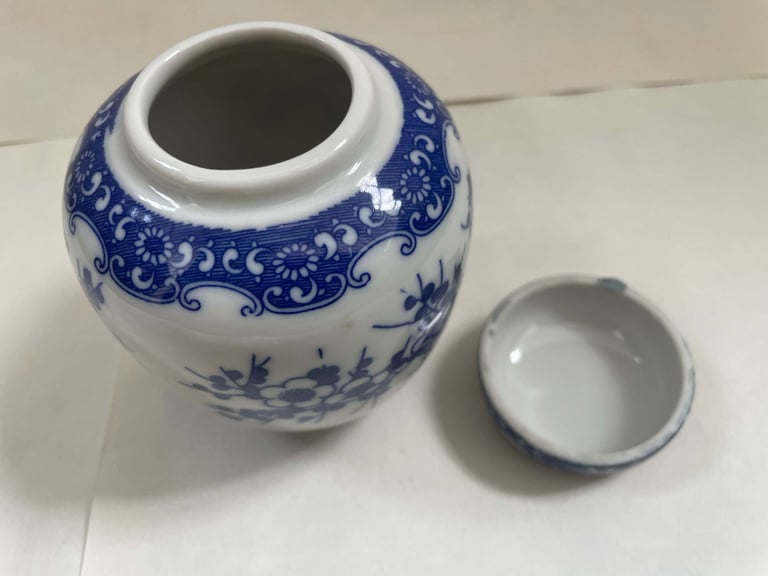 Vintage Chinese decorative spice jar