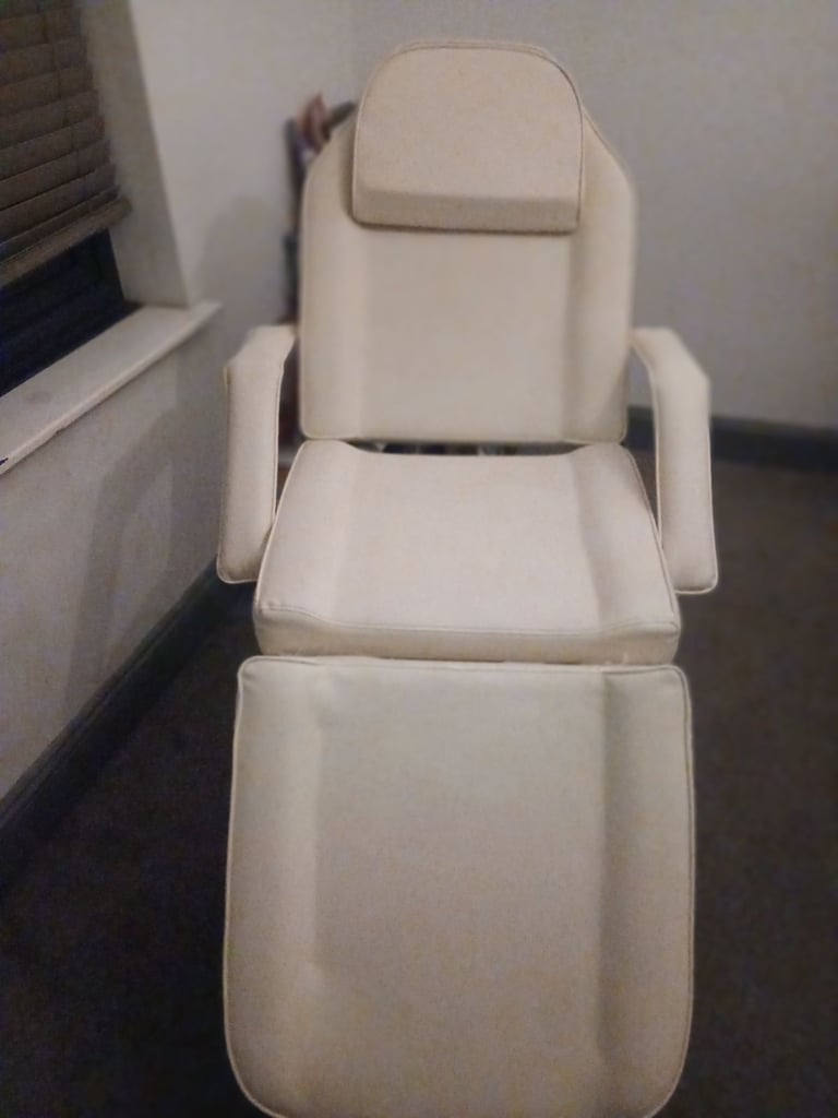  💆‍♀️ Professional White Massage / Beauty Bed – Excellent Condition