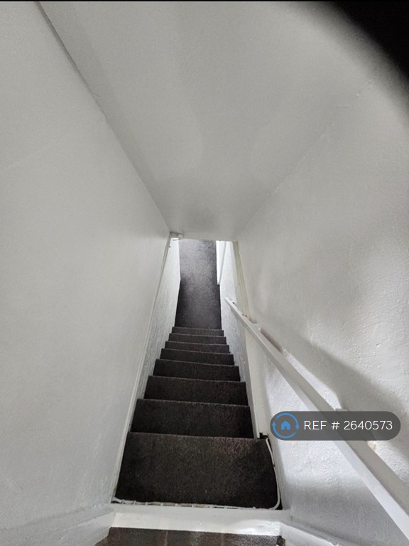 1 bedroom flat in Luton Road, Chatham, ME4 (1 bed) (#2640573)