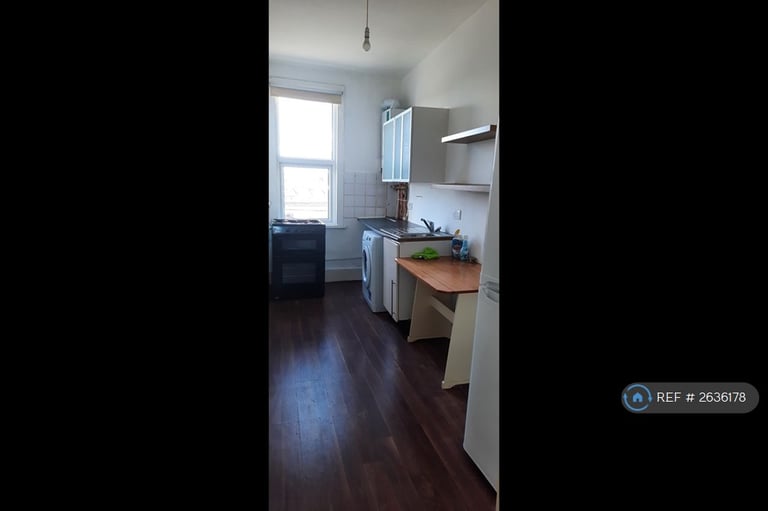 1 bedroom flat in Leytonstone, London, E11 (1 bed) (#2636178)