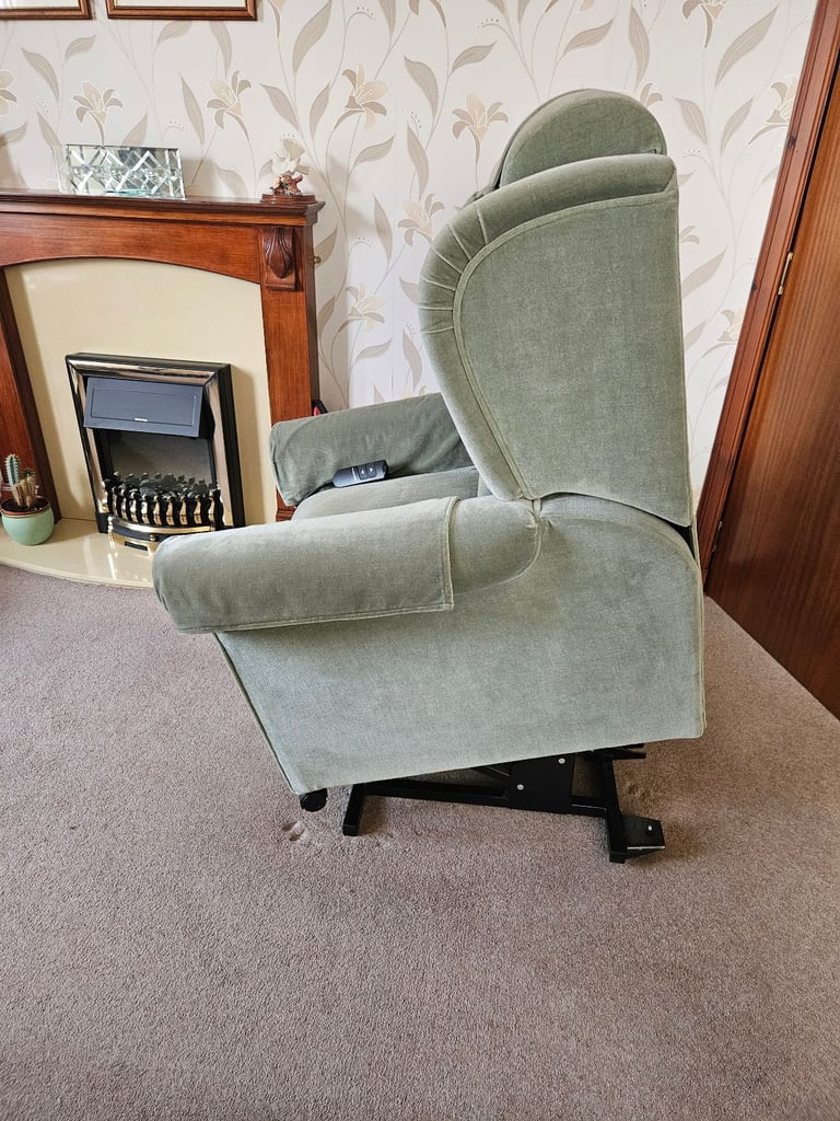 Rise and recline electric armchair 