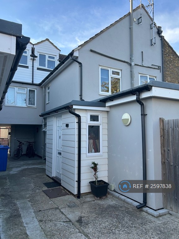 2 bedroom flat in Cowper Road, Sittingbourne, ME10 (2 bed) (#2597838)