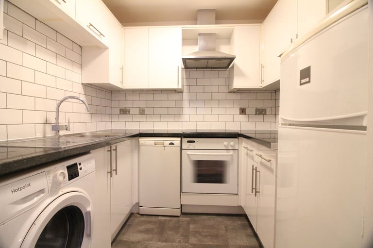 APARTAMENT LA PARTER RECENT RENOVAT CU DOUA DORMITOARE SI LOC DE PARCARE IN APROPIEREA GARII