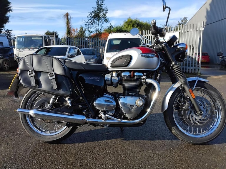 2017 66 TRIUMPH BONNEVILLE T120 T 120 1200 RED 1289 MILES CLASSIC STYLING