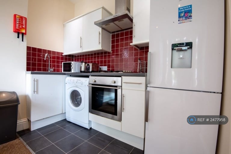 3 bedroom flat in Ashgrove, Bradford, BD7 (3 bed) (#2477958)