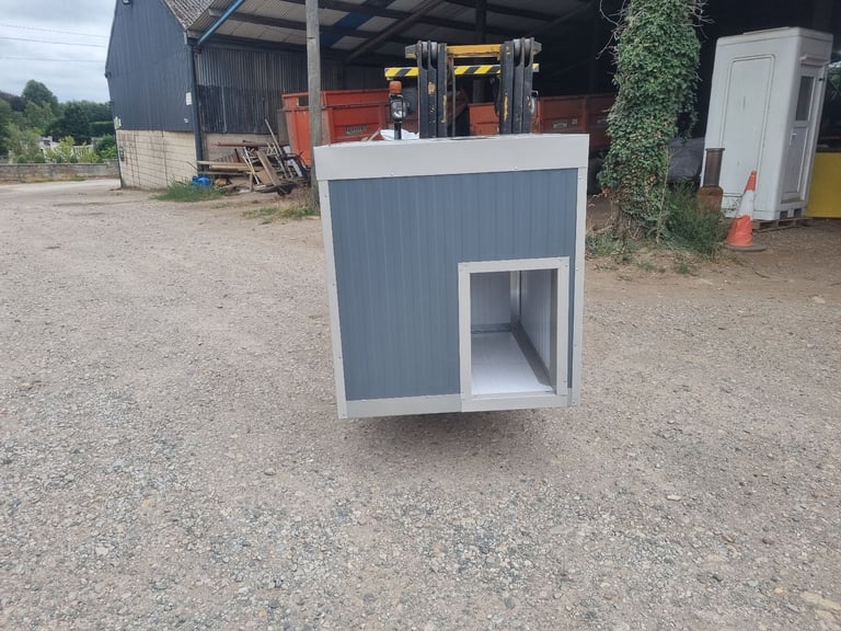 Dog kennel 