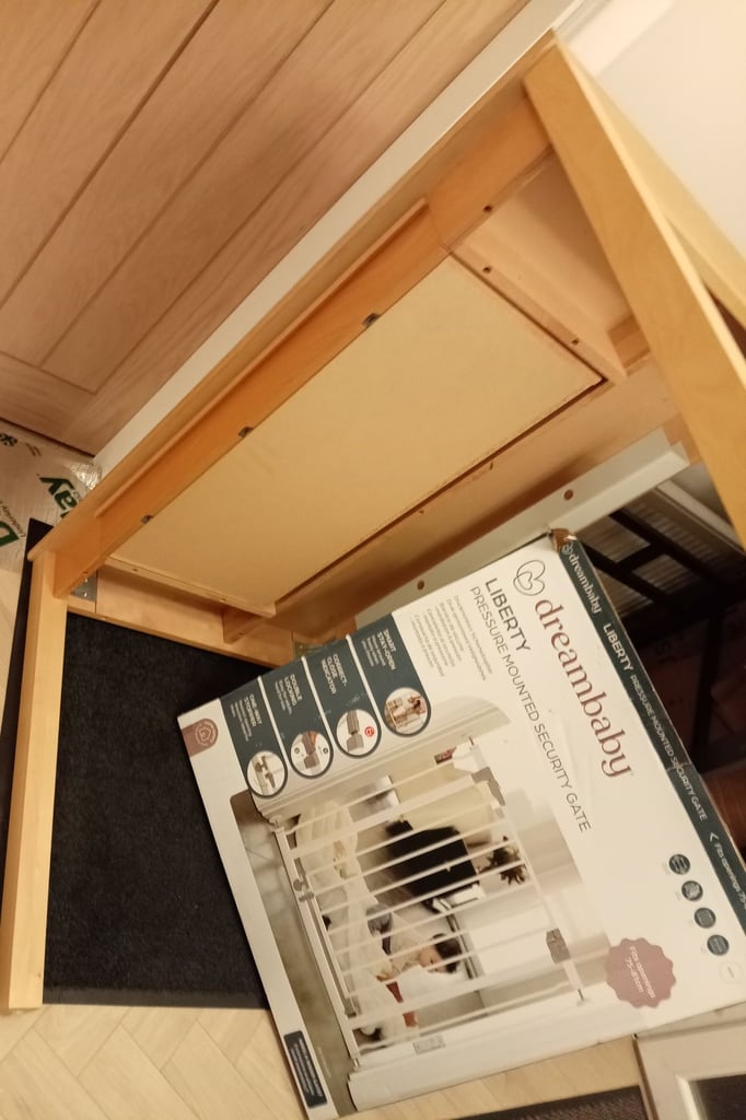 Light birch coloured desk with pull out drawer o.n.o