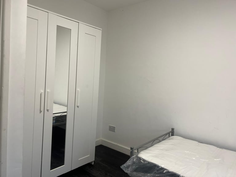 Double and Single Rooms Available for Rent on Athelstone Road HA3, Single Professionals or Couples