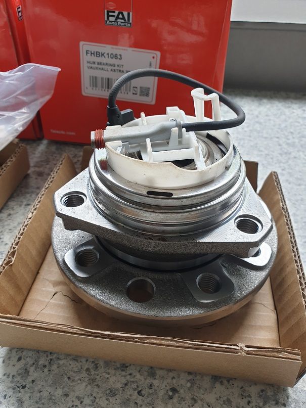 Vauxhall Astra 2004-2009 (Brand New) Pair of front hubs with bearings, still in in the box