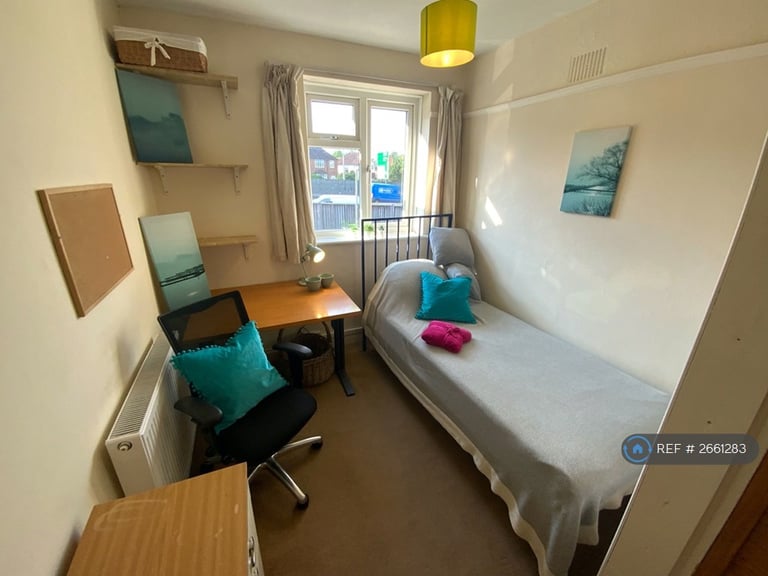 6 bedroom house in Ash Grove, Guildford, GU2 (6 bed) (#2661283)