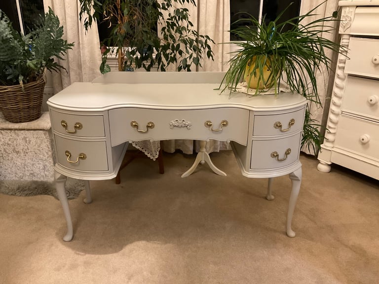 Beautiful dressing table in Hardwick white