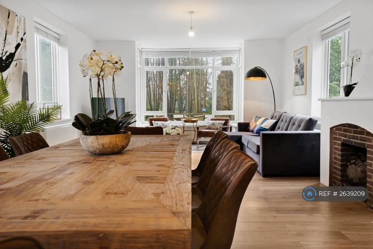 3 bedroom house in Castle Street, Bletchingley, Redhill, RH1 (3 bed) (#2639209)