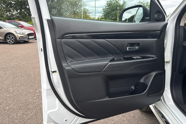  Mitsubishi Outlander PHEV 2.0h 12kwh 4hs Suv 5dr Petrol Plug In Hybrid CVT 4wd