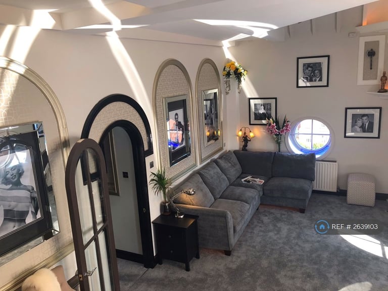 2 bedroom flat in The Clock Tower, Southsea, PO4 (2 bed) (#2639103)