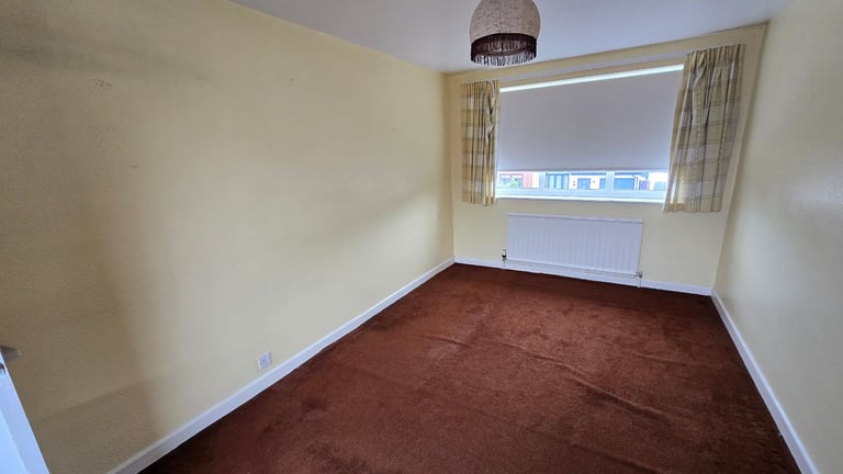 3 Bedroom Semi-Detached House with Garage and Gardene & Garden