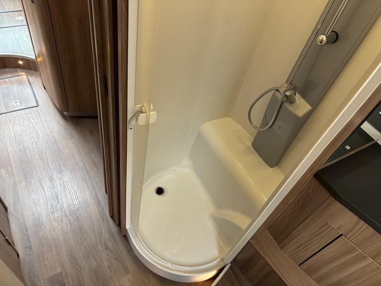 SWIFT BESSACARR HI-STYLE 599 MOTORHOME Alde, Auto Satellite, Tower Fridge, 