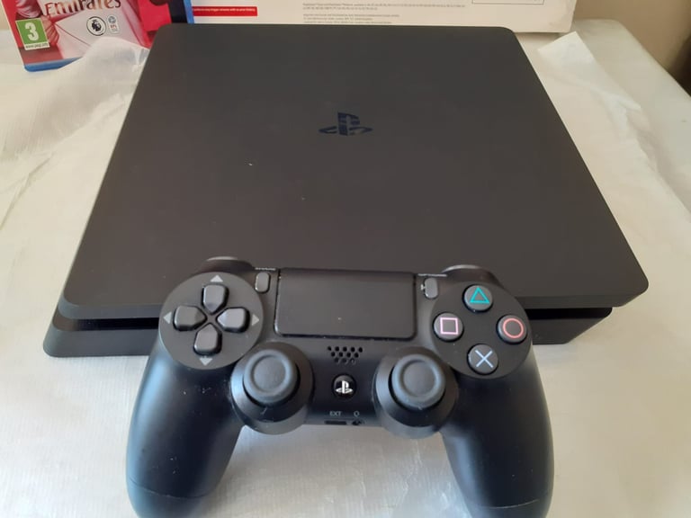 PS4 500GB SLIM GREAT CONDITION NEVER USED, PLUS HEADSET AND GAME 