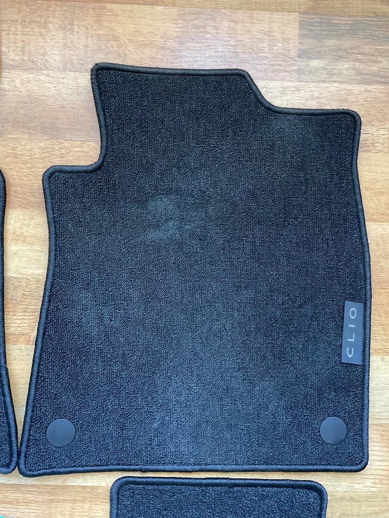 ***READ FULLY*** - As New Genuine Renault Clio Mark 5 (V) Car Mats