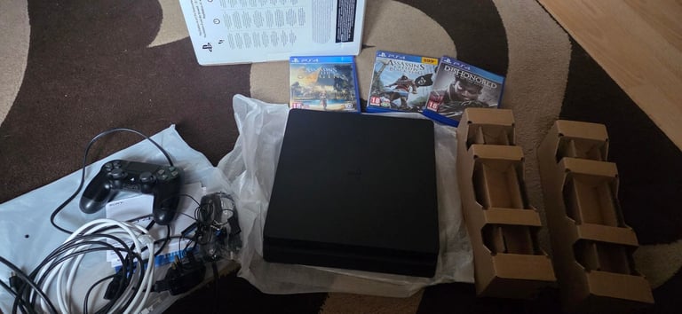 Ps4 500gb slim, boxed with 3 games